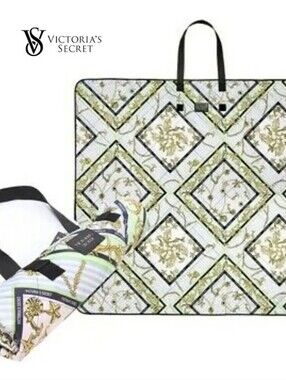 Victoria's Secret Limited Edition Graphic Fold-and-Pack Blanket‎ 2019.